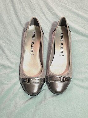 9.5 Women's Anne Klein Flats, Silver